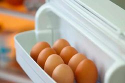 Bảo quản trứng ở cánh cửa tủ lạnh ai cũng tưởng đúng hóa ra sai lầm