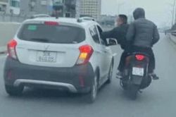 2 thanh niên đi xe máy tạt đầu ô tô, đánh người ở đường Vành đai 2 trên cao khai gì?