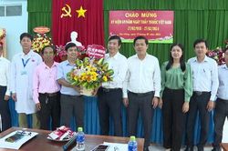 Chủ tịch UBND tỉnh thăm, chúc mừng Ngày Thầy thuốc Việt Nam tại Trung tâm Y tế huyện Tân Hồng