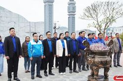 Đoàn thanh niên nhân dân cách mạng tỉnh Luông Pha Bang dâng hương tại Đền thờ Bác Hồ và các Anh hùng Liệt sĩ Nhà tù Sơn La