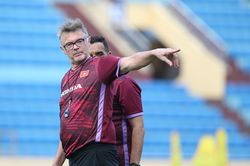 Tuyển Việt Nam: HLV Troussier và những nghịch lý cần thay đổi