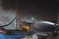 Quảng Ngãi: Kịp thời dập tắt cháy ở hai tàu cá trong đêm