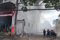 Cảnh sát chiến đấu với 'giặc lửa' ở Cần Thơ