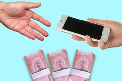 Trả lại điện thoại cho người mất, cô gái được hậu tạ tiền giả