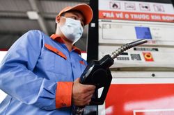 Giá xăng lại tăng lên sát 24.000 đồng/lít