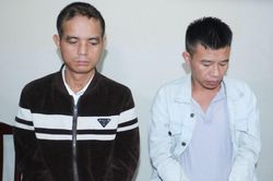 Bắt 2 đối tượng 'cõng' 15 bánh heroin đi tiêu thụ