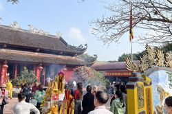 Công an xác minh nghi vấn 'biển thủ' tiền công đức ở đền ông Hoàng Mười