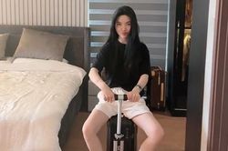 Lộ không gian phòng ngủ của Quang Hải và Chu Thanh Huyền qua khoảnh khắc chàng cầu thủ chải tóc cho vợ