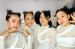 Netizen nhìn mãi vẫn không thể tìm ra ai là bà mẹ 55 tuổi trong bức hình