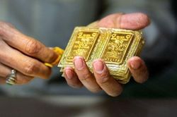Đấu thầu không giúp hạ nhiệt giá vàng ngay, ảnh hưởng đến dự trữ ngoại hối