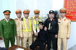 Thanh niên ôm hàng ngàn viên ma túy 'thông chốt'