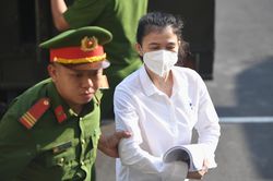 Cảnh sát áp giải bà Hàn Ni đến tòa