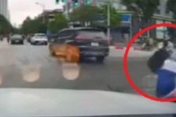 Clip: Phóng xe máy tạt đầu ô tô, 'quái xế' gây tai nạn cho nữ sinh