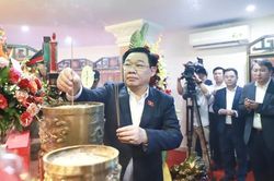 Chủ tịch Quốc hội Vương Đình Huệ dâng hương tại Tháp Trầm Hương