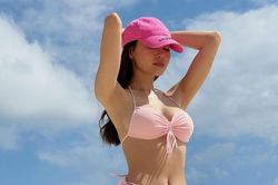 Bị đồn mang thai, Ninh Dương Lan Ngọc diện bikini, khoe vòng eo thon gọn