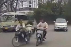 Truy tìm 2 đối tượng điều khiển xe máy đạp người phụ nữ tại quận Long Biên