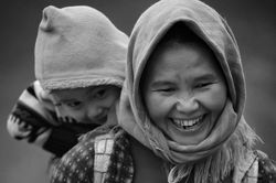 Lê Bích kể chuyện tình mẫu tử bằng triển lãm 'Mẹ yêu con'