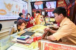 Giá vàng ngày 2/3: Vàng miếng, vàng nhẫn cùng chinh phục kỷ lục mới