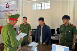 Cán bộ địa chính nhận hối lộ để làm giấy chứng nhận quyền sử dụng đất