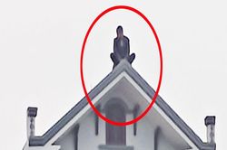 Đâm vợ và mẹ vợ, người đàn ông lao từ nóc nhà nghỉ xuống đất