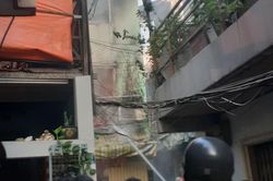 TP Hồ Chí Minh: Nhà 2 tầng trong hẻm bị cháy, có nguy cơ đổ sập