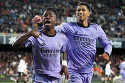 Vinicius Jr tỏa sáng, Real Madrid thoát hiểm trên sân Valencia