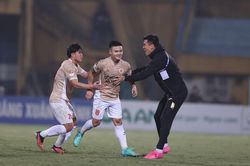 Quang Hải lập 'siêu phẩm' giúp CAHN thoát hiểm ngoạn mục phút 90+1