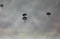 Mỹ thả lô hàng viện trợ đầu tiên xuống Dải Gaza