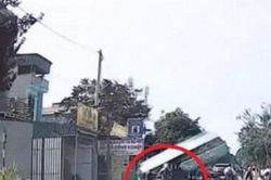 Clip: Chạy như tự sát, cháu bé đi xe đạp bị xe máy tông văng