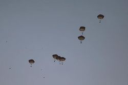 Nỗ lực thả viện trợ của Mỹ xuống Gaza bị cựu giám đốc USAID chê là 'làm màu'