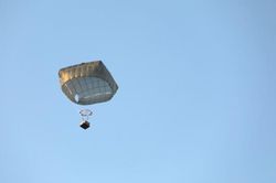 Mỹ thả lô hàng viện trợ đầu tiên xuống Dải Gaza