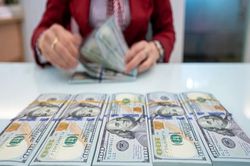 Giá USD tự do tăng dựng đứng