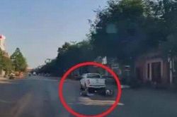 Clip: Nữ tài xế đi xe Lead ngã dúi dụi vì phanh gấp, xe văng vào ô tô bán tải
