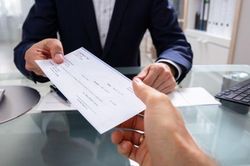 Giao dịch séc có rủi ro gì, doanh nghiệp cần lưu ý điều gì khi thực hiện?