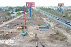 Vất vả thi công nút giao 2 tuyến đường cao tốc dưới trời nắng như 'đổ lửa'