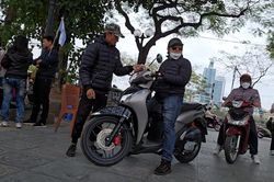 Bãi giữ xe 'chặt chém' du khách đi chùa Trấn Quốc