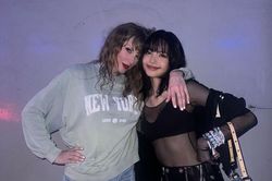 Taylor Swift ôm Lisa thân thiết hậu trường concert ở Singapore
