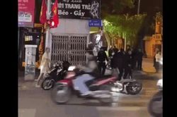 Nhóm thanh niên dùng xẻng đuổi đánh nhau gây náo loạn phố Lò Đúc