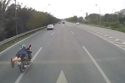 Bắt tạm giam thanh niên nằm yên xe máy tạt đầu ô tô ở Đại lộ Thăng Long