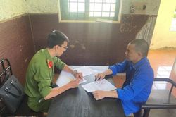 Cán bộ địa chính xã cấu kết với 'cò' đất cấp sổ đỏ giả để lừa đảo