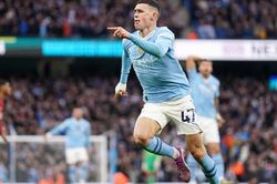 Phil Foden: Từ cậu bé nhặt bóng đến cầu thủ xuất sắc nhất Premier League