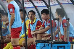Bức ảnh trùng hợp đến kì lạ: 3 tiền vệ từng tài năng nhất của bóng đá Việt Nam cùng ngồi dự bị và giờ đang cùng... sa sút