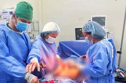 Phẫu thuật thành công lấy khối u 'khủng' cho nữ bệnh nhân