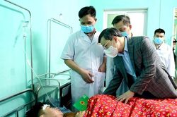 Lãnh đạo tỉnh Tuyên Quang và đại diện UBATGTQG thăm hỏi nạn nhân vụ TNGT đặc biệt nghiêm trọng trên QL2