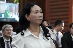Bị cáo Trương Mỹ Lan khai báo lý lịch trước tòa