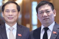 Hai bộ trưởng trả lời chất vấn nhiều vấn đề nóng về tài chính, ngoại giao