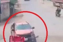 Clip: Tông ngang xe 'hổ vồ', ô tô bán tải vỡ đầu