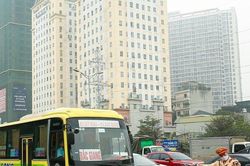 Hà Nội tăng cường xử lý xe đón, trả khách sai quy định