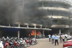 Cháy xe cấp cứu đang đậu trong bãi giữ xe