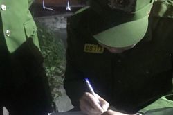Công nhân thoát nước kịp thời cứu người có ý định nhảy cầu tự tử